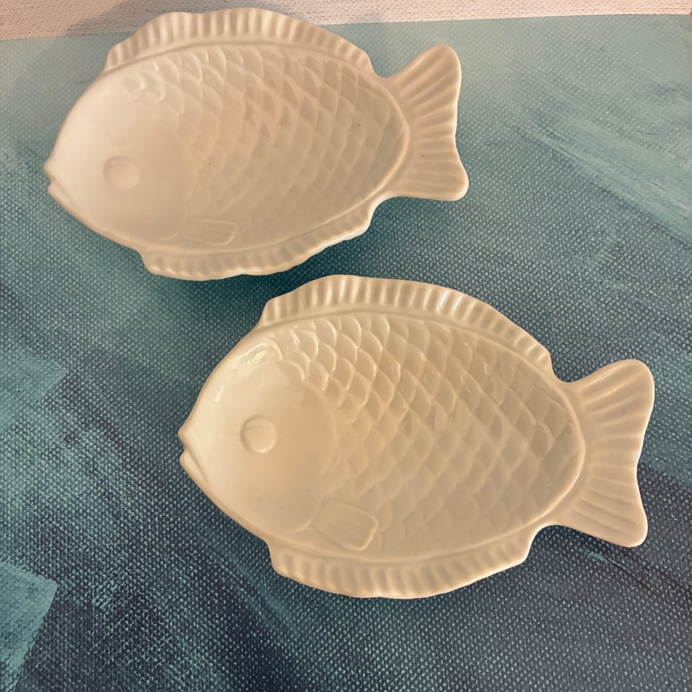 Fish-Shaped Ceramic Plates - Picture 3 of 5